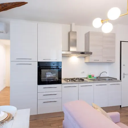 Residence Lora, Flowers Suite 5,Free Private Parking