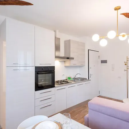 Lora Como Residence, Luxury Suite 5, Free Private Parking, Self Check In Lejlighed Como