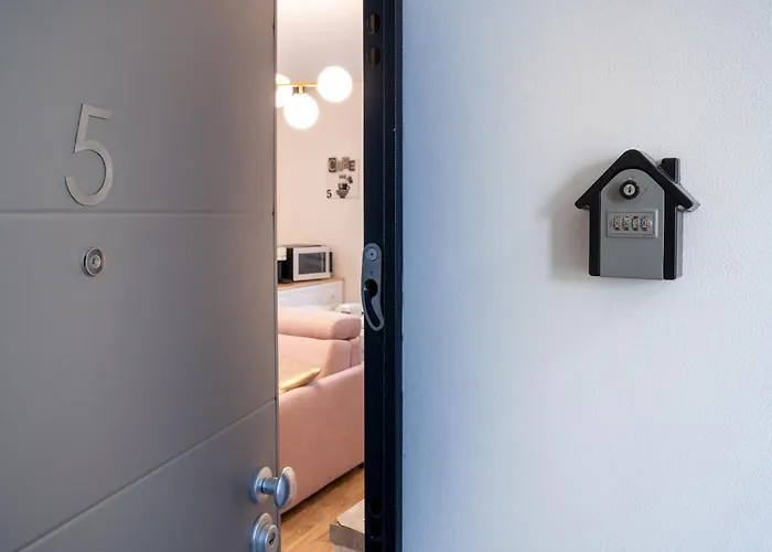 Lora Flowers Suite, Free Parking,self Check In, 5 Appartamento *