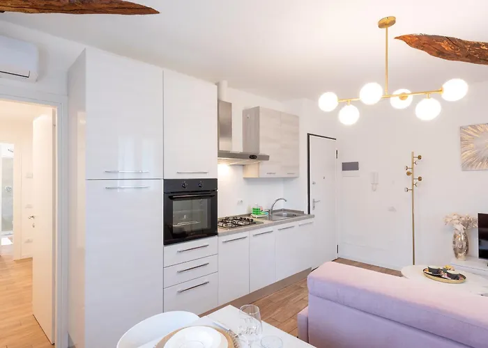 Lora Flowers Suite, Free Parking,self Check In, 5 Appartamento Côme